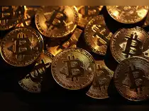 稳定币铸造＋链上大额再平衡＋衍生品清算，同步放大波动